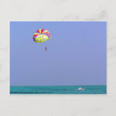 Parasailen over het blauwe water briefkaart (Voorkant)