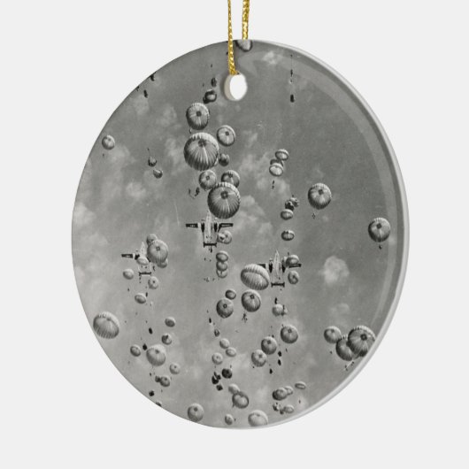 Paratroopers in de Sky Ornament (Links)