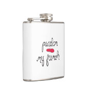 Pardon My French met Beret Heupfles (Rechts)