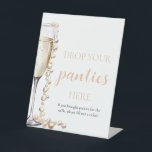 Parels en Prosecco Drop Your Panties Game Sign Reclamebord Met Voetstuk<br><div class="desc">De "Pearls and Prosecco Drop Your Panties Game Sign" voegt een speelse en grillige touch toe aan je vrijgezellenfeest- of vrijgezellenfeest. Met elegante parels en prosecco motieven zet dit bord de toon voor een leuk en gedenkwaardig evenement. Geef het prominent weer om gasten aan te moedigen om deel te nemen...</div>