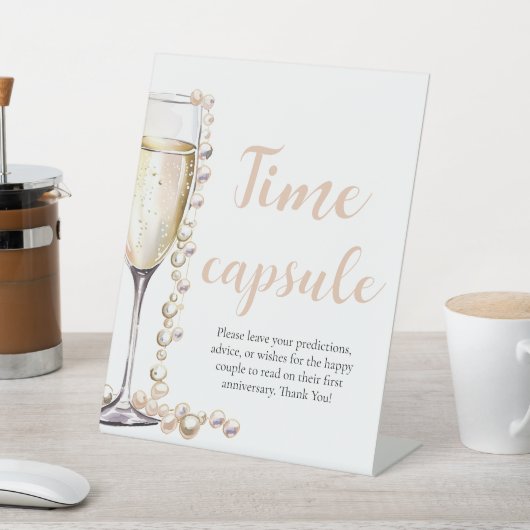 Parels en Prosecco Time Capsule Vrijgezellenfeest Reclamebord Met Voetstuk (Insitu)