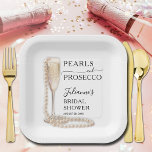 Parels en Prosecco Vrijgezellenfeest Papieren Bordje<br><div class="desc">Deze Parels en Prosecco thema vrijgezellenfeesten vierkante papieren borden zijn voorzien van parels gedrapeerd uit een champagneglas,  een ideaal ontwerp voor uw brunch en bubbelig vrijgezellenfeest. Overeenkomende items in ons collectie.</div>