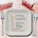 Parels en Prosecco Vrijgezellenfeest Papieren Bordje<br><div class="desc">Deze Parels en Prosecco thema vrijgezellenfeesten vierkante papieren borden zijn voorzien van parels gedrapeerd uit een champagneglas en uw gegevens in chique belettering,  een ideaal ontwerp voor uw brunch en bubbelig vrijgezellenfeest. Overeenkomende items in ons collectie.</div>