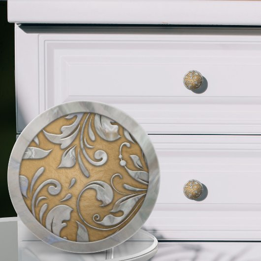 Parelsierwerk op pastelgoud keramische knop