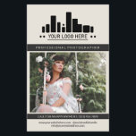 Parelwitte houtskool fotograaf Logo Big Photo Flyer<br><div class="desc">Gebroken witte marketingflyer voor een professionele fotograaf, gepersonaliseerd met een grote foto, logo, contactgegevens aan één kant en aangepaste tekst, meer foto's en profielfoto in een charmant, schoon houtskool zwart en parelwit ontwerp. Vrouwelijke en chique professionele fotografie flyer in een strak design met een gedempte zwarte accentkleur en een charmant...</div>
