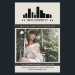 Parelwitte houtskool fotograaf Logo Big Photo Flyer<br><div class="desc">Gebroken witte marketingflyer voor een professionele fotograaf, gepersonaliseerd met een grote foto, logo, contactgegevens aan één kant en aangepaste tekst, meer foto's en profielfoto in een charmant, schoon houtskool zwart en parelwit ontwerp. Vrouwelijke en chique professionele fotografie flyer in een strak design met een gedempte zwarte accentkleur en een charmant...</div>