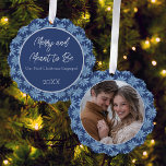 Paren Eerste Kerstverloofde Foto Poinsettia Ornament Kaart<br><div class="desc">Herdenk je eerste kerst als verloofd stel met dit prachtige foto-ornament met een klassiek blauw-wit handgetekende poinsettia-patroon met een foto aan de ene kant en jouw tekst aan de achterkant.</div>