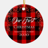 Paren met eerste kerstnaam Datum Rood speldebetje Keramisch Ornament (Voorkant)