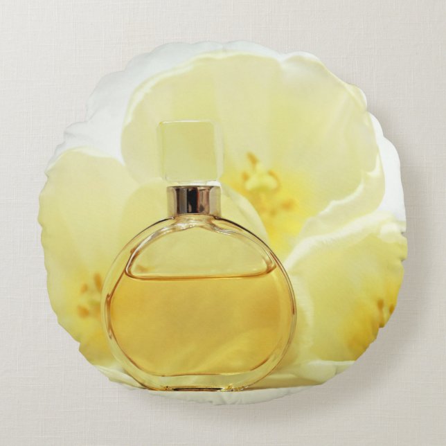 Parfum en zachte gele bloemen rond kussen (Voorkant)