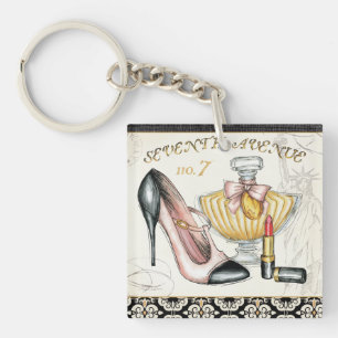 Parfum, rode lipstick en een hogedrukschoen sleutelhanger