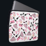 Parfume Zonnebril Lipstick Electronics Bag Laptop Sleeve<br><div class="desc">Een elektronicazak met een ontwerp bestaande uit roze en zwarte retro zonnebrillen voor katten,  roze verversingspursen met grijze polka-stippen,  roze verbindingspasjes met zwarte boog,  roze lippenstiften,  roze gemulten en een flesje met roze atomisator.</div>