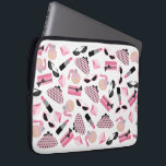Parfume Zonnebril Lipstick Electronics Bag Laptop Sleeve<br><div class="desc">Een elektronicazak met een ontwerp bestaande uit roze en zwarte retro zonnebrillen voor katten, roze verversingspursen met grijze polka-stippen, roze verbindingspasjes met zwarte boog, roze lippenstiften, roze gemulten en een flesje met roze atomisator.</div>