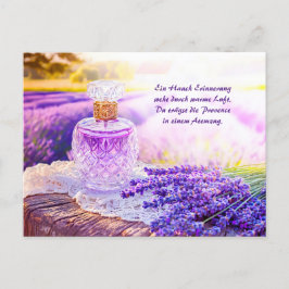 Parfumfles in een bloeiend lavendelveld feestdagenkaart