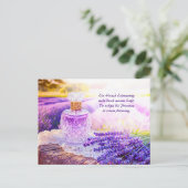 Parfumfles in een bloeiend lavendelveld feestdagenkaart (Staand voorkant)