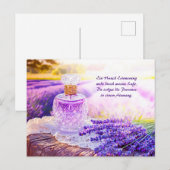 Parfumfles in een bloeiend lavendelveld feestdagenkaart (Voorkant / Achterkant)