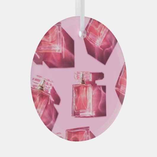 Parfumflessen, roze achtergrond, flatlay glas ornament (Voorkant Rechts)