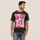 Parfumflessen, roze achtergrond, flatlay t-shirt (Voorkant volledig)