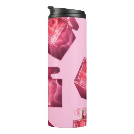 Parfumflessen, roze achtergrond, flatlay thermosbeker (Geroteerd rechts)