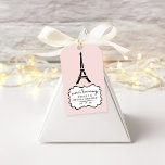 Parijs Romance Vrijgezellenfeest Dank u wel Cadeaulabel<br><div class="desc">Maak deze charmante, wazige roze labels vast aan uw gunsten en bedank uw vrijgezellenfeest gasten in de Parijse stijl. Labels hebben een Eiffel Tower-afbeelding met de naam, het soort evenement en de datum van de gast op erewoord, en keren terug naar ons Parijs-Romance-patroon met de Eiffeltoren, macarons, fietsen, rozen, vogels,...</div>