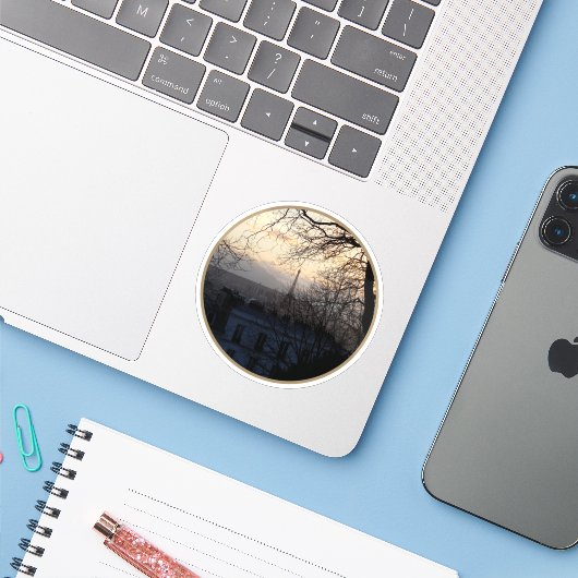 Parijse droefheid - v2 sticker (Laptop met iPhone)