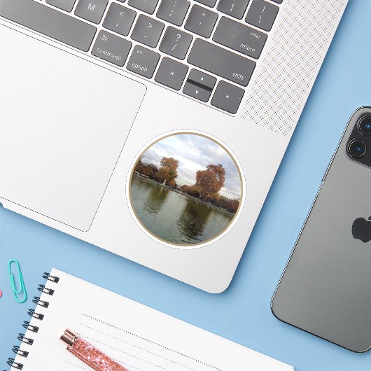 Parijse herfst - v2 sticker (Laptop met iPhone)