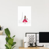 Parijse vrouw voor de Eiffeltoren, Parijs Poster (Thuiskantoor)
