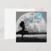 PARIS Klein meisje dat blauwe bubbelkunst maakt ka (Voorkant / Achterkant)