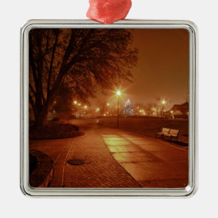 Park op een nevelige nacht versierd voor kerst metalen ornament
