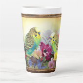 Parkieten en wilde bloemen latte mok (Voorkant)