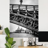 Parkour-atleet op de brug in Venetië Poster (Thuiskantoor)