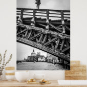 Parkour-atleet op de brug in Venetië Poster (Keuken)