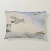 Parmigan in winterverenkleed, vliegend over de sne accent kussen (Achterkant)