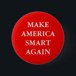 PARODY "MAKE AMERICA SMART HERINA" RONDE BUTTON 5,7 CM<br><div class="desc">Trump slogan parody button,  MAKE AMERIKA SMART WEER.</div>