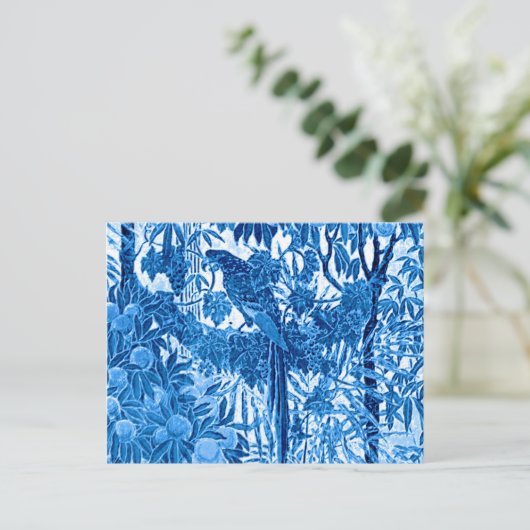 Parrot in een Oerwoud dat Plaatst, Indigo Blauw en Briefkaart (Staand voorkant)