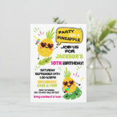 Partij als anananas tropische verjaardag kaart (Staand voorkant)