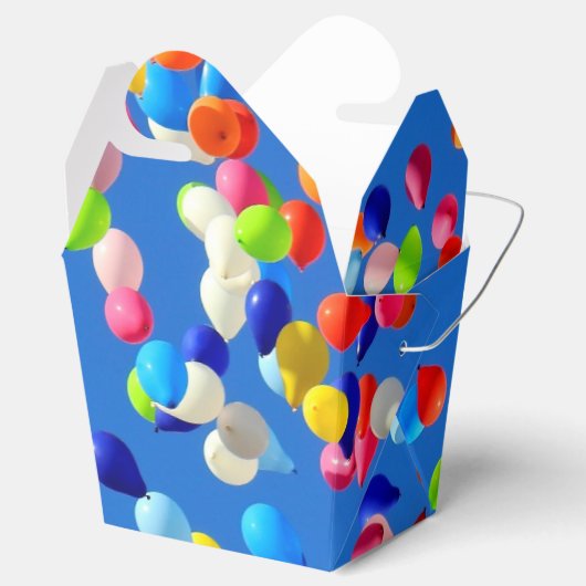 Partijballonnen die in een blauwe hemel drijven bedankdoosjes (Geopend)