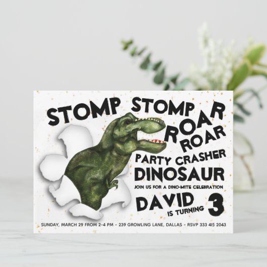 Party Crasher Dinosaur verjaardagsuitnodiging Kaart (Staand voorkant)