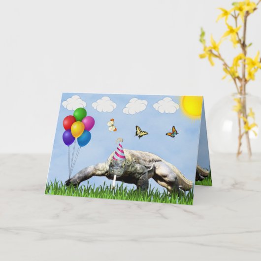 Party Komodo Dragon Happy Birthday Kaart (Gele Bloem)