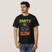 Party Slow – Grappig Luiaard DJ T-shirt (Voorkant volledig)