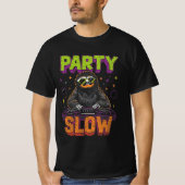 Party Slow – Grappig Luiaard DJ T-shirt (Voorkant)