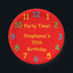 Party Time, 70th Birthday, Red Clock, Name, Papieren Bordje<br><div class="desc">Wat een leuk papieren bord voor een verjaardagsfeestje voor iemand die jong is in het hart. Kleurrijke papieren borden in mijn 'Party Time'-klokontwerp. Primaire kleuren, inclusief rood, geel, blauw en groen, zijn erg feestelijk en leuk. Hoewel het gebrek "70th Birthday"zegt, kunt u de tekst voor naam, # van jaren, en...</div>