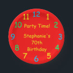 Party Time, 70th Birthday, Red Clock, Name, Papieren Bordje<br><div class="desc">Wat een leuk papieren bord voor een verjaardagsfeestje voor iemand die jong is in het hart. Kleurrijke papieren borden in mijn 'Party Time'-klokontwerp. Primaire kleuren, inclusief rood, geel, blauw en groen, zijn erg feestelijk en leuk. Hoewel het gebrek "70th Birthday"zegt, kunt u de tekst voor naam, # van jaren, en...</div>
