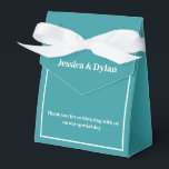 Party Treat Favoriet Box Bedankdoosjes<br><div class="desc">Deze feestelijke voorkeursdoos wordt getoond in een elegante blauwgroen en witte kleur. Pas dit item aan en wijzig de voorbeeldtekst in de jouwe. Tip: Voeg gewoon je geweldige lekkernijen toe en voeg wat feestelijk lint toe.</div>
