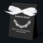 Party Treat Favoriet Box Bedankdoosjes<br><div class="desc">Deze feestgunstbox wordt getoond in een elegante zwart-witte kleur met een diamanten sprankelend accent in het midden aan de voorkant. Pas dit item aan en wijzig de voorbeeldtekst met deze sjabloon in de jouwe. Tip: Voeg gewoon je geweldige lekkernijen toe en voeg wat feestelijk lint toe.</div>