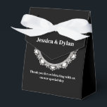 Party Treat Favoriet Box Bedankdoosjes<br><div class="desc">Deze feestgunstbox wordt getoond in een elegante zwart-witte kleur met een diamanten sprankelend accent in het midden aan de voorkant. Pas dit item aan en wijzig de voorbeeldtekst met deze sjabloon in de jouwe. Tip: Voeg gewoon je geweldige lekkernijen toe en voeg wat feestelijk lint toe.</div>
