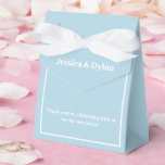 Party Treat Favoriet Box Bedankdoosjes<br><div class="desc">Deze partij gunst box wordt getoond in een elegante blauwe mist en witte kleur. Pas dit item aan en wijzig de voorbeeldtekst in de jouwe. Tip: Voeg gewoon je geweldige lekkernijen toe en voeg wat feestelijk lint toe.</div>