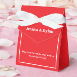 Party Treat Favoriet Box Bedankdoosjes<br><div class="desc">Deze partij gunst box wordt getoond in een elegante rode en witte kleur. Pas dit item aan en wijzig de voorbeeldtekst in de jouwe. Tip: Voeg gewoon je geweldige lekkernijen toe en voeg wat feestelijk lint toe.</div>