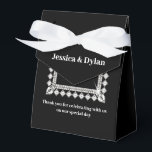 Party Treat Favoriet Box Bedankdoosjes<br><div class="desc">Deze feestgunstbox wordt getoond in een elegante zwart-witte kleur met een diamanten sprankelend accent in het midden aan de voorkant. Pas dit item aan en wijzig de voorbeeldtekst met deze sjabloon in de jouwe. Tip: Voeg gewoon je geweldige lekkernijen toe en voeg wat feestelijk lint toe.</div>