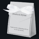 Party Treat Favoriet Box Bedankdoosjes<br><div class="desc">Deze partij gunst box wordt getoond in een elegante grijs-witte kleur. Pas dit item aan en wijzig de voorbeeldtekst in de jouwe. Tip: Voeg gewoon je geweldige lekkernijen toe en voeg wat feestelijk lint toe.</div>