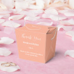 Party Treat Favoriet Box Bedankdoosjes<br><div class="desc">Deze partij gunst doos wordt getoond in een elegante perzik kleur. Pas dit item aan en wijzig de voorbeeldtekst in de jouwe. Tip: Voeg gewoon je geweldige lekkernijen toe en voeg wat feestelijk lint toe.</div>